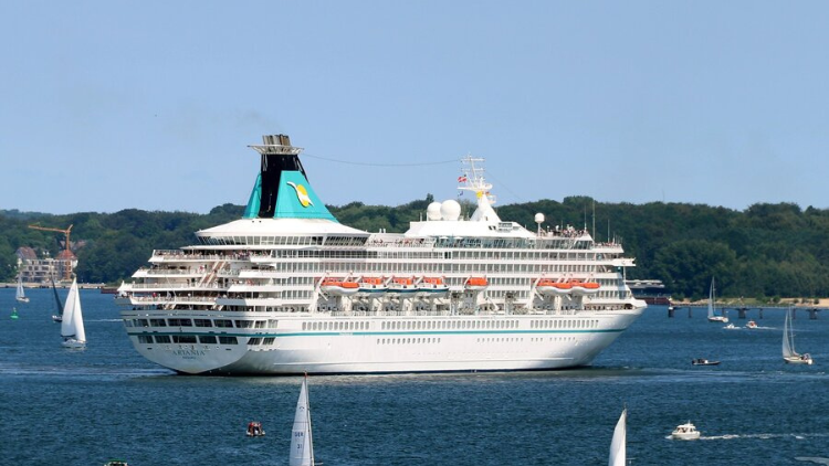 MS „Artania“ in Lloyd Werft schön gemacht – Bremerhaven-Stop